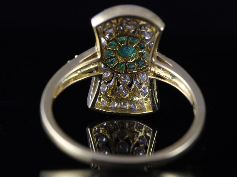  GLAMOROUS EMERALD AND DIAMOND CLUSTER 18 CARAT GOLD RING