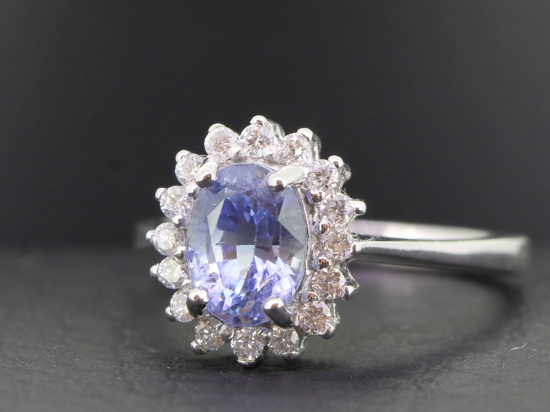  STUNNING SAPPHIRE AND DIAMOND 18 CARAT GOLD CLUSTER RING 