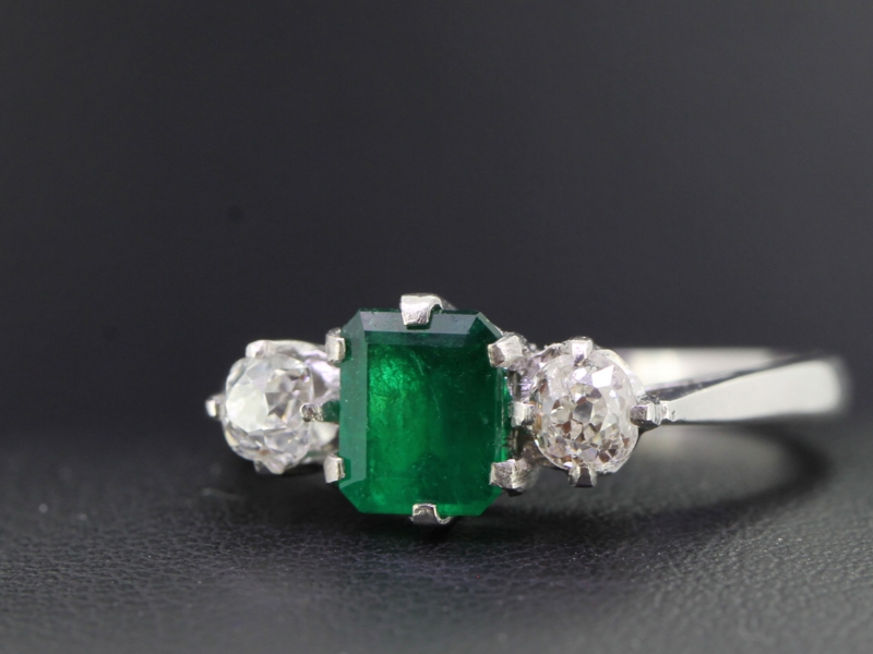  EXQUISITE EMERALD AND DIAMOND 18 CARAT GOLD TRILOGY RING 