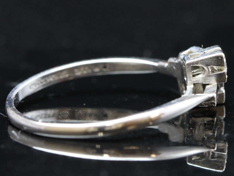 BEAUTIFUL PLATINUM AND DIAMOND ART DECO RING