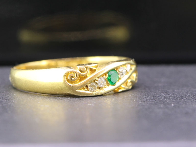  GORGEOUS EMERALD AND DIAMOND 18 CARAT GOLD RING