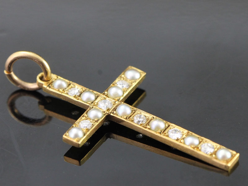 GRACEFUL EDWARDIAN DIAMOND AND SEED PEARL CROSS