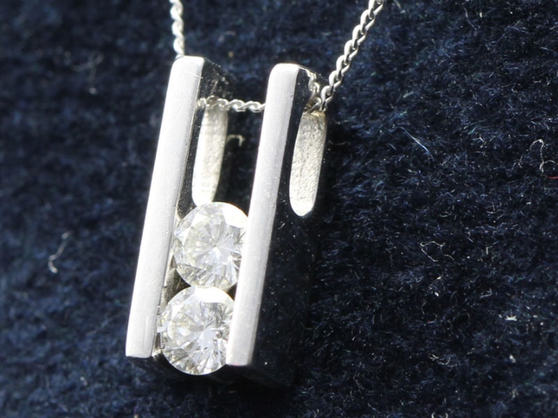 BEAUTIFUL CONTEMPORARY DIAMOND 18 CARAT GOLD PENDANT