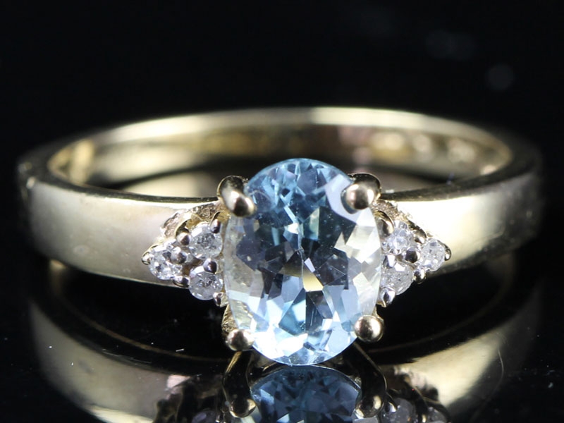 EXCEPTIONAL AQUAMARINE AND DIAMOND 18 CARAT GOLD RING