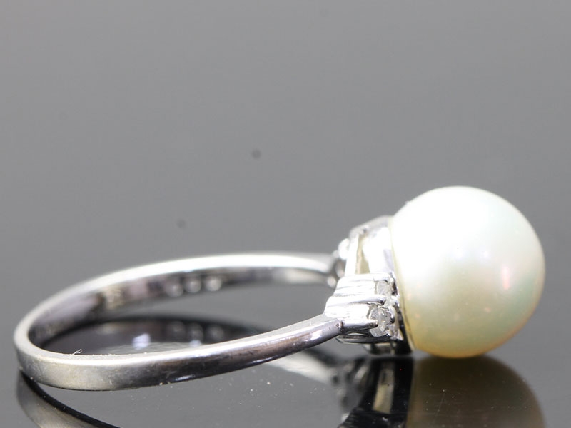 ELEGANT PEARL AND DIAMOND 14 CARAT GOLD RING