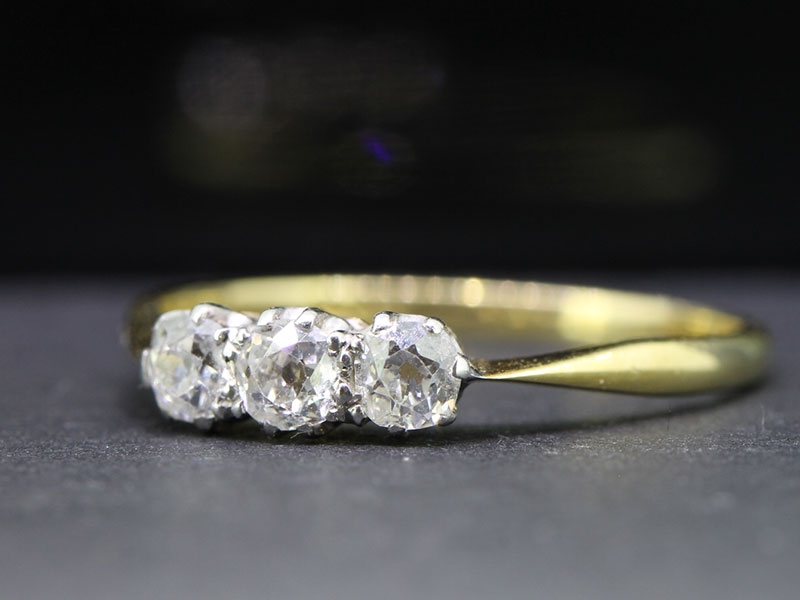 ELEGANT OLD MINE CUT THREE STONE DIAMOND 18 CARAT GOLD RING