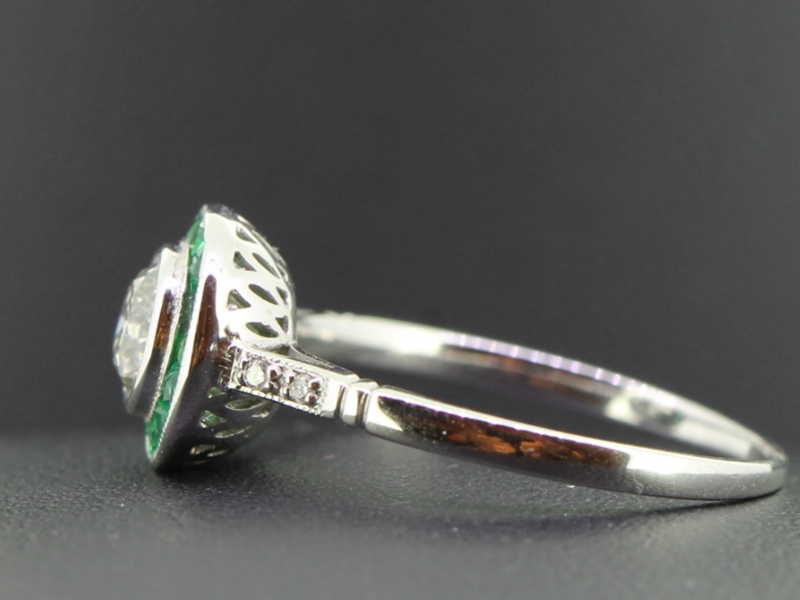 BEAUTIFUL DIAMOND AND EMERALD ART DECO INSPIRED PLATINUM RING