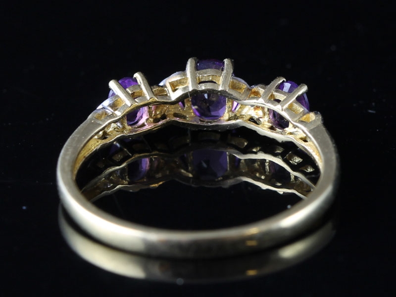  PRETTY AMETHYST AND DIAMOND THREE STONE 9 CARAT GOLD RING