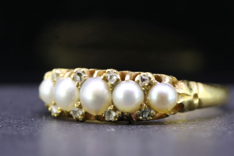  A WONDERFUL VICTORIAN PEARL AND DIAMOND 18 CARAT GOLD RING