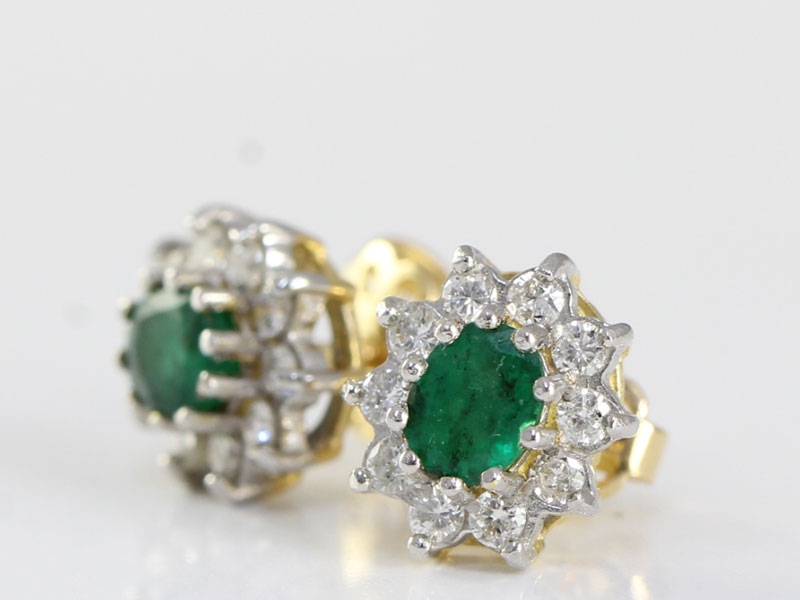  FABULOUS EMERALD AND DIAMOND 18 CARAT GOLD STUD  EARRINGS