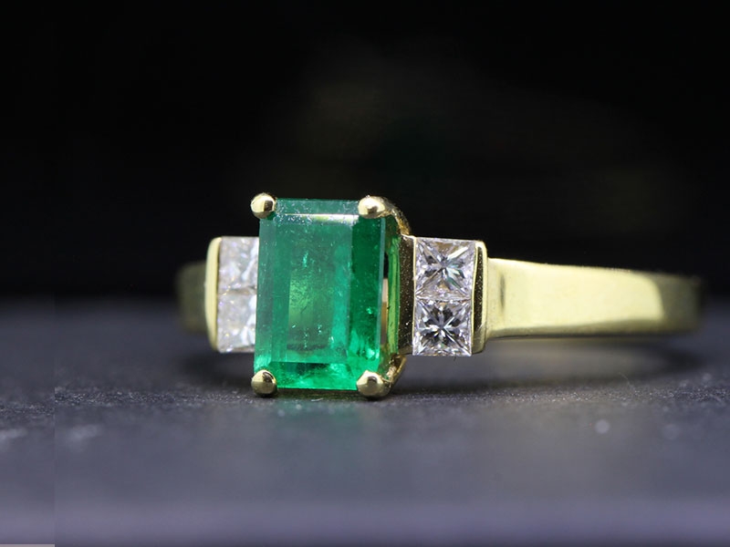 ELEGANT EMERALD AND DIAMOND 18 CARAT GOLD RING