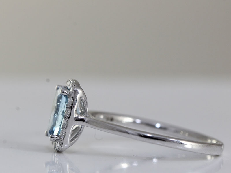 GORGEOUS AQUAMARINE AND DIAMOND 18 CARAT GOLD CLUSTER RING