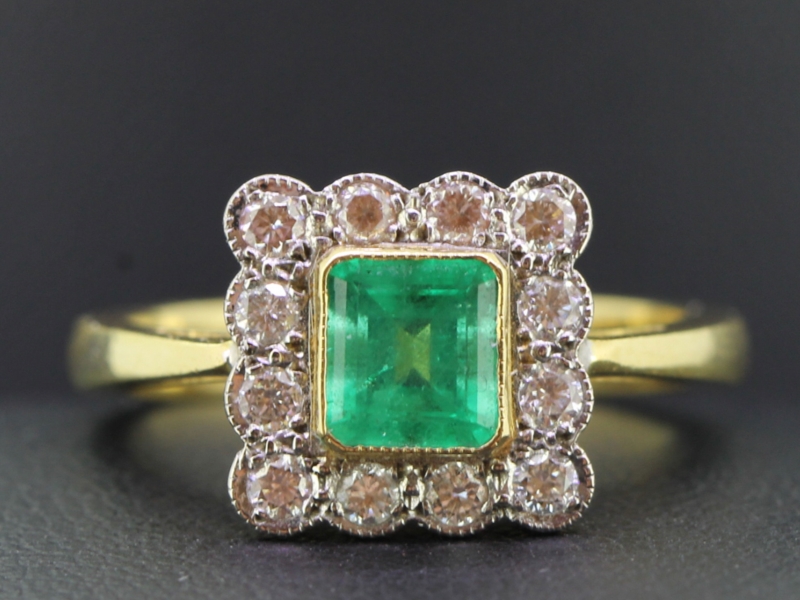 STUNNING EMERALD AND DIAMOND 18 CARAT GOLD CLUSTER RING