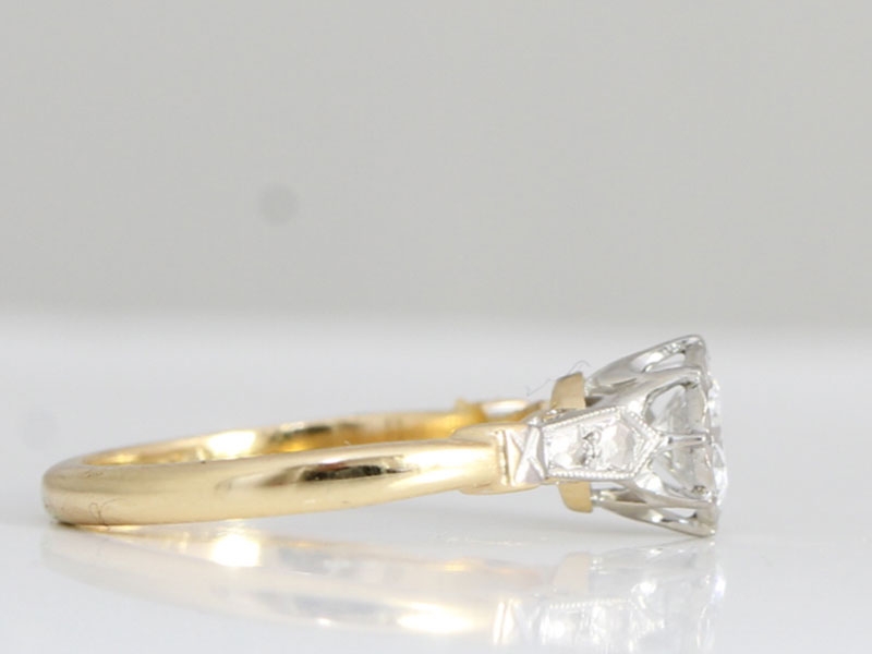 BEAUTIFUL VINTAGE 18 CARAT GOLD AND PLATINUM SOLITAIRE ENGAGEMENT RING