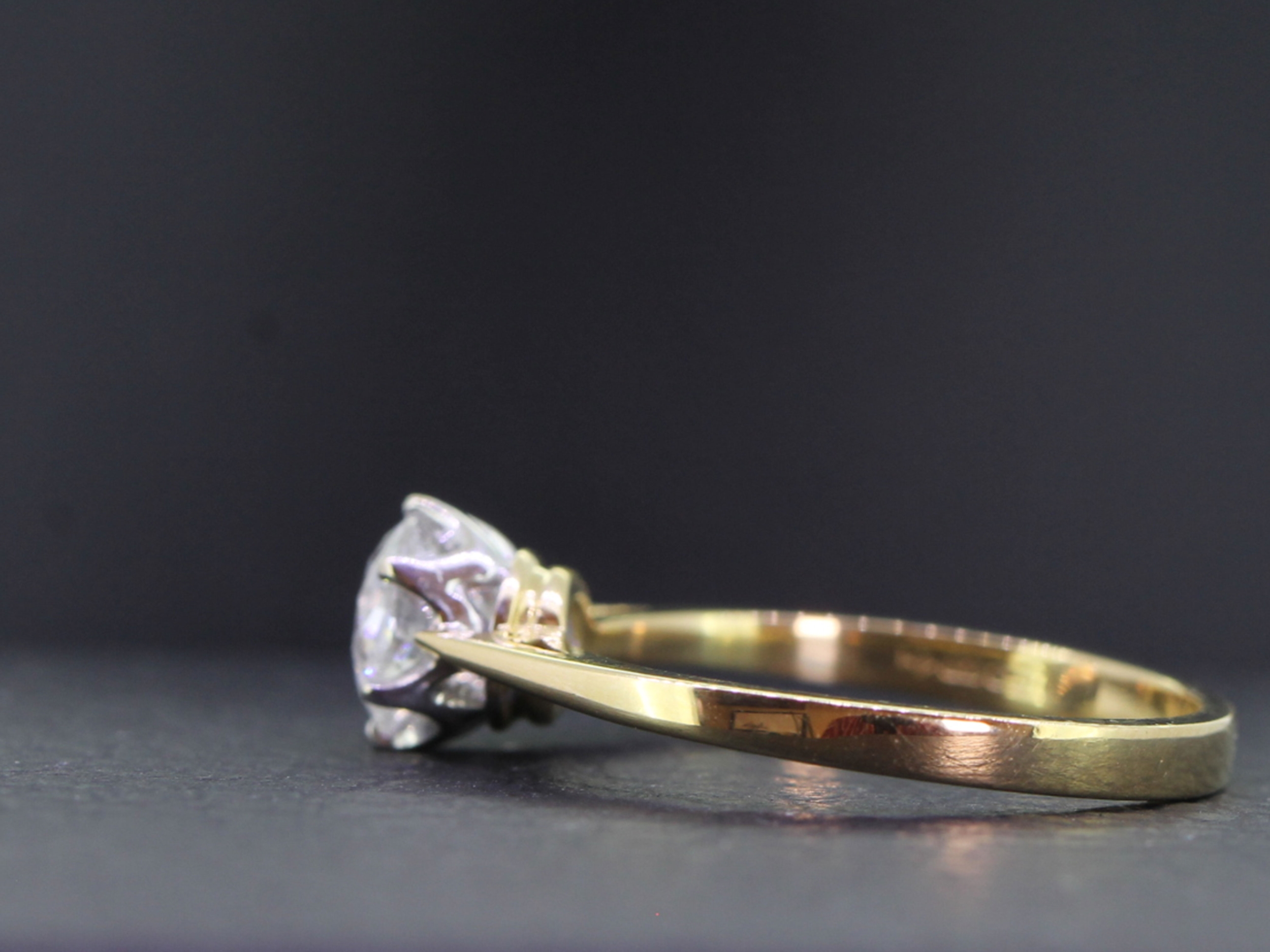 BEAUTIFUL DIAMOND SOLITAIRE 18 CARAT GOLD RING