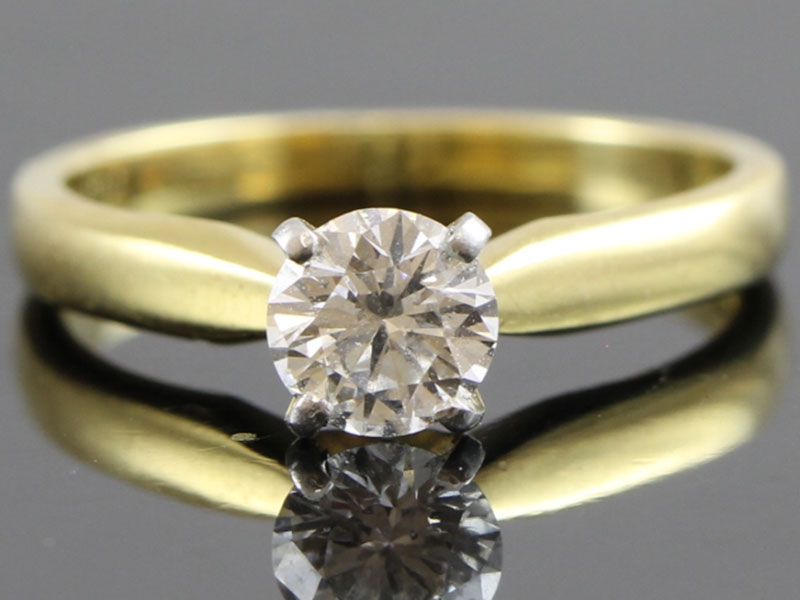 LUXURIOUS DIAMOND SOLITAIRE 18 CARAT GOLD RING