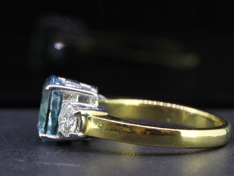 BREATHTAKING AQUAMARINE AND DIAMOND TRILOGY 18 CARAT GOLD RING