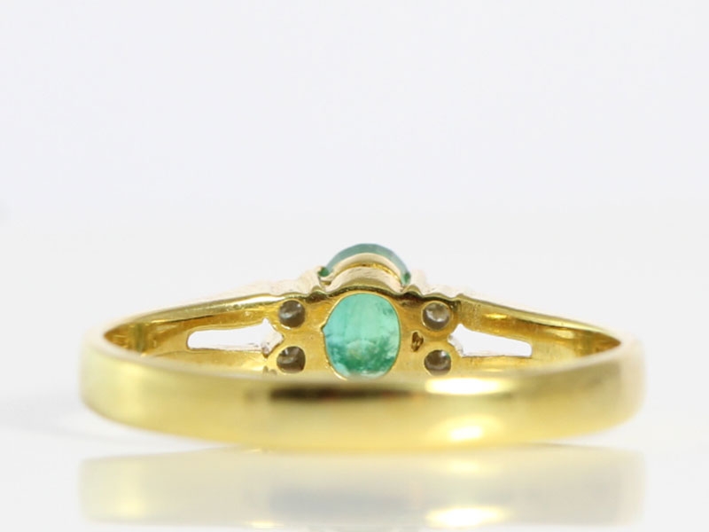 BEAUTIFUL EMERALD AND DIAMOND 14 CARAT GOLD RING