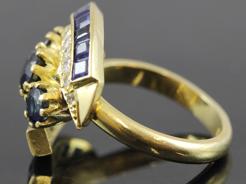 ASTONISHING SAPPHIRE AND DIAMOND 18 CARAT GOLD RING