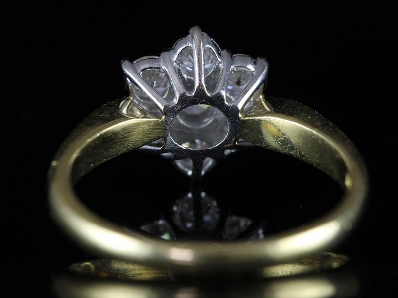 FABULOUS DIAMOND DAISY CLUSTER 18 CARAT GOLD RING