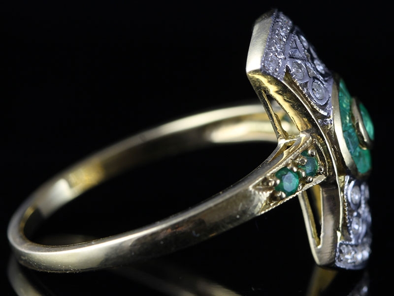  GLAMOROUS EMERALD AND DIAMOND CLUSTER 18 CARAT GOLD RING