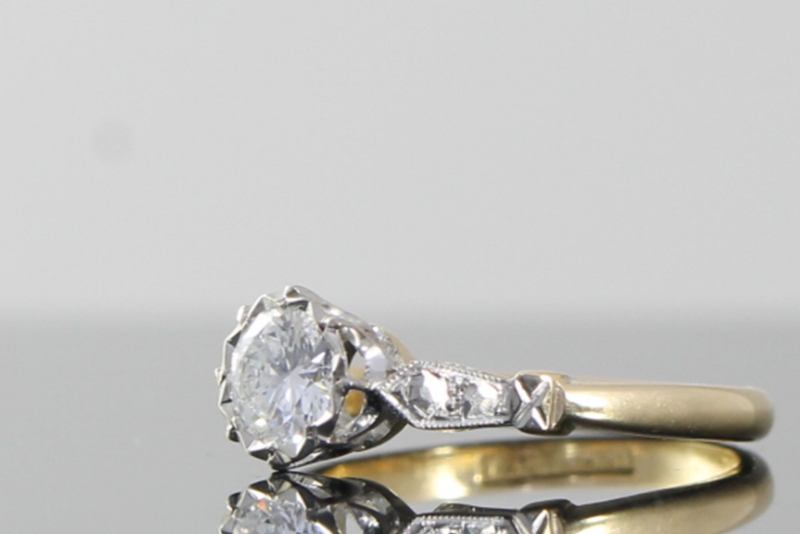 BEAUTIFUL VINTAGE 18 CARAT GOLD AND PLATINUM SOLITAIRE ENGAGEMENT RING