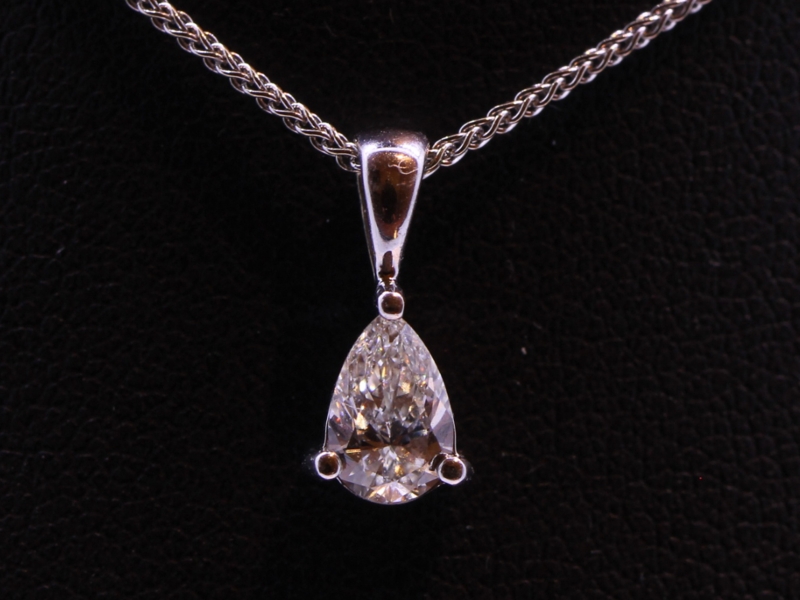 BEAUTIFUL PEAR SHAPED DIAMOND 18 CARAT WHITE GOLD PENDANT AND CHAIN