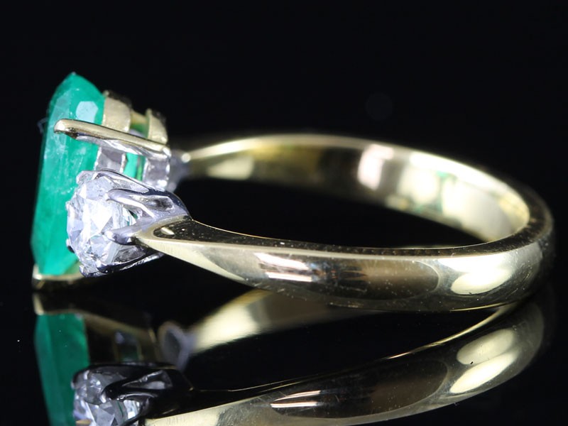 BEAUTIFUL COLOMBIAN EMERALD AND DIAMOND TRILOGY 18 CARAT GOLD RING