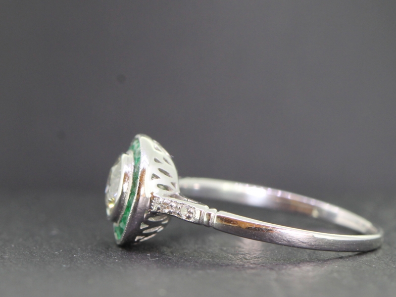 BEAUTIFUL DIAMOND AND EMERALD ART DECO INSPIRED PLATINUM RING