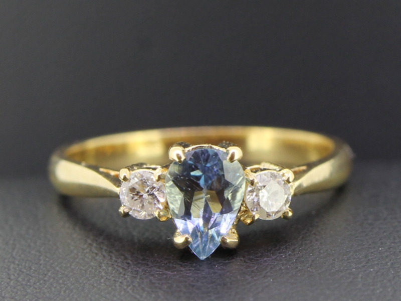 BEAUTIFUL PEAR SHAPED AQUAMARINE AND DIAMOND 18 CARAT GOLD RING