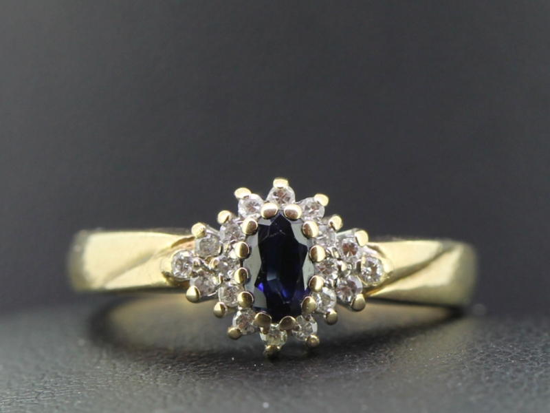 WONDERFUL CLASSIC DIAMOND AND SAPPHIRE 9 CARAT GOLD RING