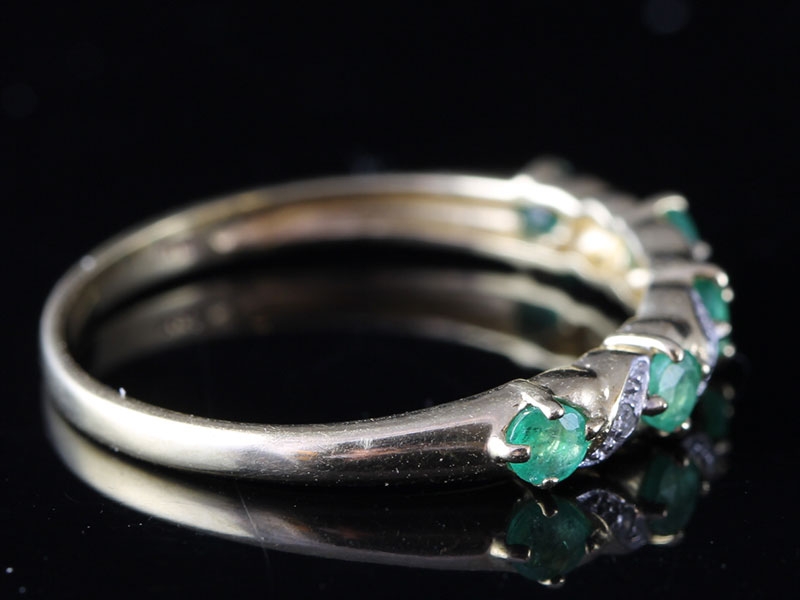 CHARMING 5 STONE EMERALD AND DIAMOND 9 CARAT GOLD RING