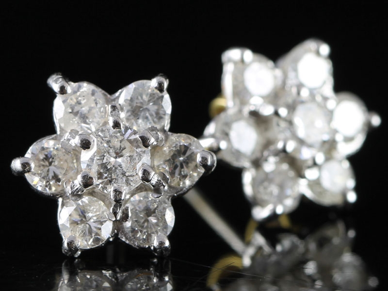  STUNNING FLOWER SHAPED DIAMOND CLUSTER 18 CARAT GOLD STUD EARRINGS