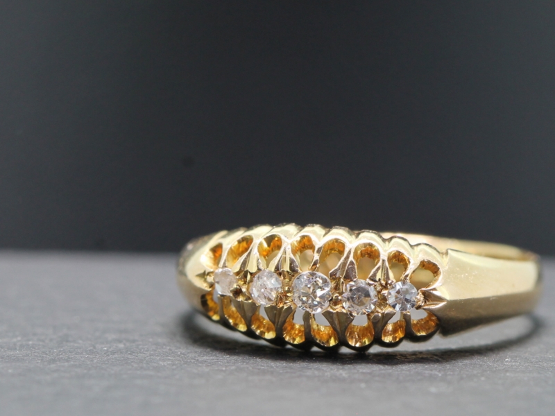  GORGEOUS FIVE STONE DIAMOND 18 CARAT GOLD GYPSY RING