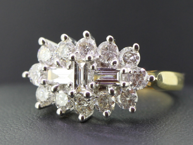 STUNNING BAGUETTE AND ROUND BRILLIANT CUT DIAMOND 18 CARAT GOLD RING