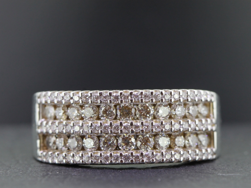 WONDERFUL 18 CARAT GOLD FIVE ROW DIAMOND BAND