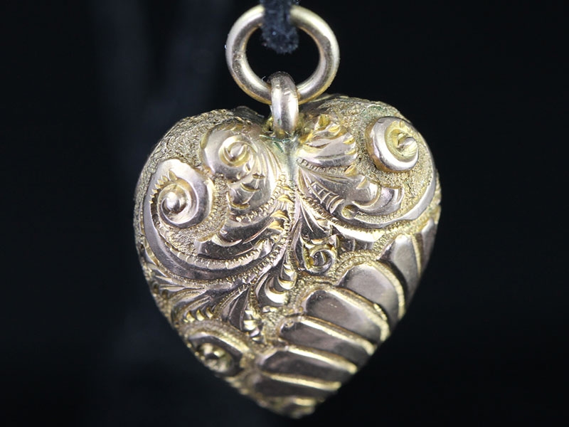 PRETTY EDWARDIAN HEART ENGRAVED 15 CARAT GOLD PENDANT