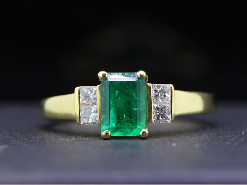 ELEGANT EMERALD AND DIAMOND 18 CARAT GOLD RING