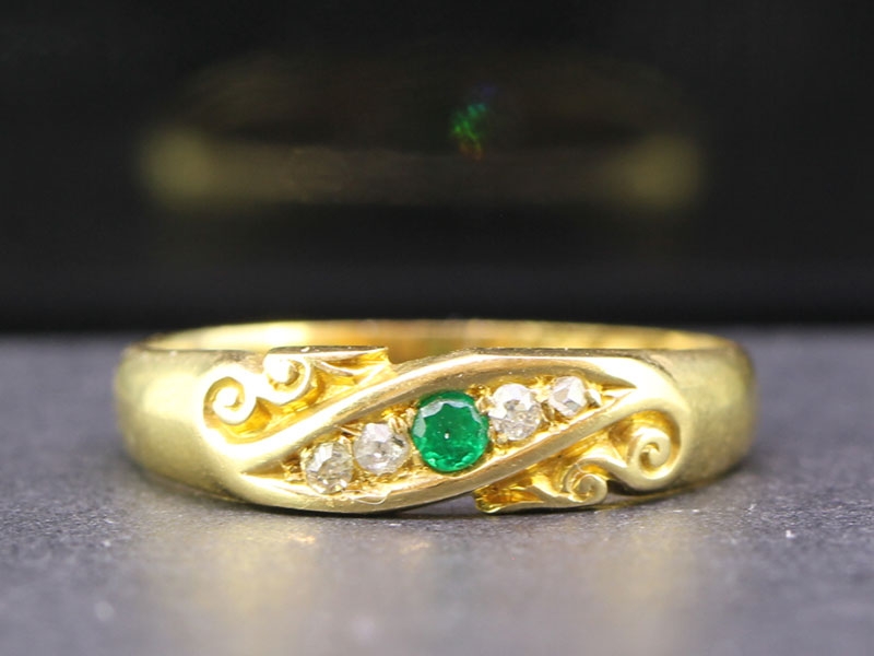  GORGEOUS EMERALD AND DIAMOND 18 CARAT GOLD RING