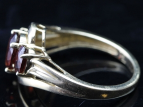 LOVELY THREE STONE GARNET 9 CARAT GOLD RING