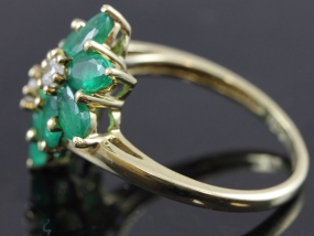 GLORIOUS EMERALD AND DIAMOND 9 CARAT GOLD RING		