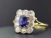 BEAUTIFUL SAPPHIRE AND DIAMOND CLUSTER 18 CARAT GOLD RING