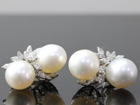 BREATHTAKING PEARL AND DIAMOND 18 CARAT GOLD EARRINGS