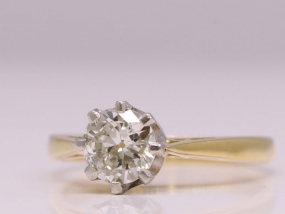 ELEGANT DIAMOND 18 CARAT GOLD SOLITAIRE RING