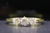  BEAUTIFUL DIAMOND TRILOGY 18 CARAT GOLD RING