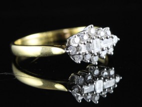 BEAUTIFUL BAGUETTE AND ROUND BRILLIANT CUT DIAMOND 18 CARAT GOLD RING