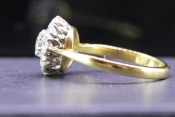  STUNNING VINTAGE DIAMOND DAISY PLATINUM AND 18 CARAT GOLD RING