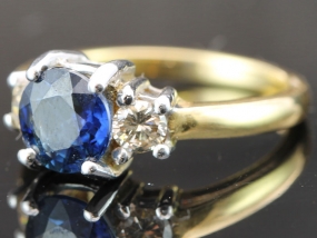 BEAUTIFUL DEEP BLUE SAPPHIRE AND DIAMOND TRILOGY 18 CARAT GOLD RING