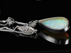 GORGEOUS OPAL AND DIAMOND PLATINUM AND 18 CARAT GOLD NECKLACE