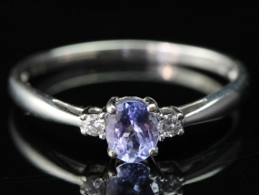 BEAUTIFUL OVAL CUT TANZANITE AND DIAMOND 9 CARAT GOLD TRILOGY RING